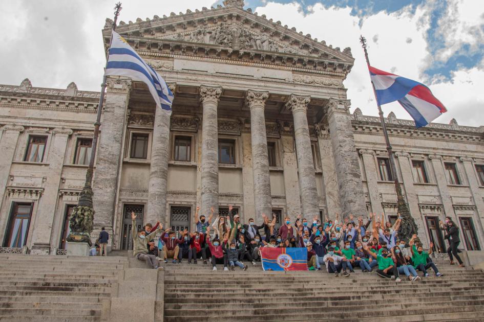 Participantes del evento en la entrada del Parlamento