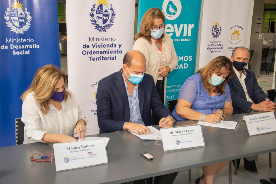Mesa de autoridades Autoridades firmando el convenio