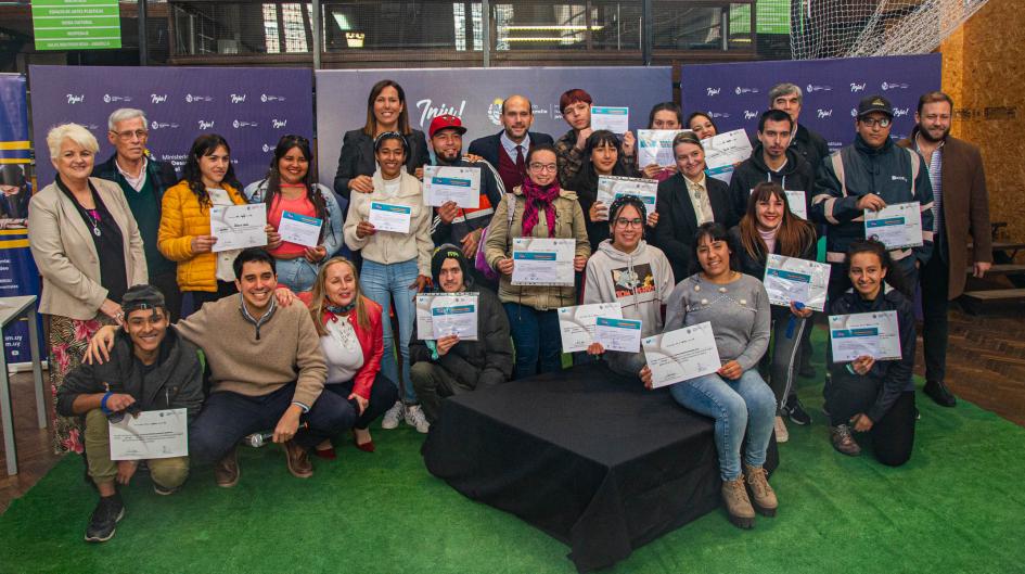Participantes de INJU Avanza con sus certificados Participantes de INJU Avanza con sus certificados