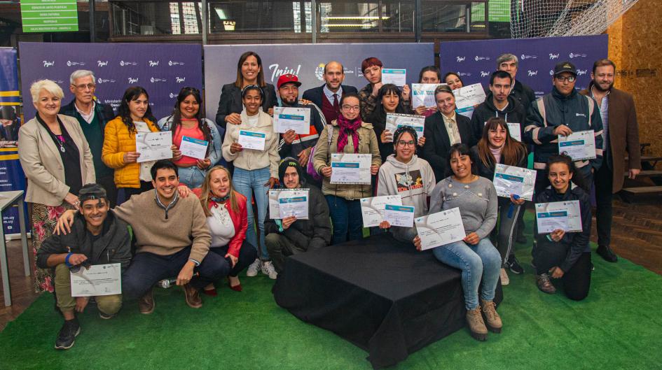 Participantes de INJU Avanza con sus certificados