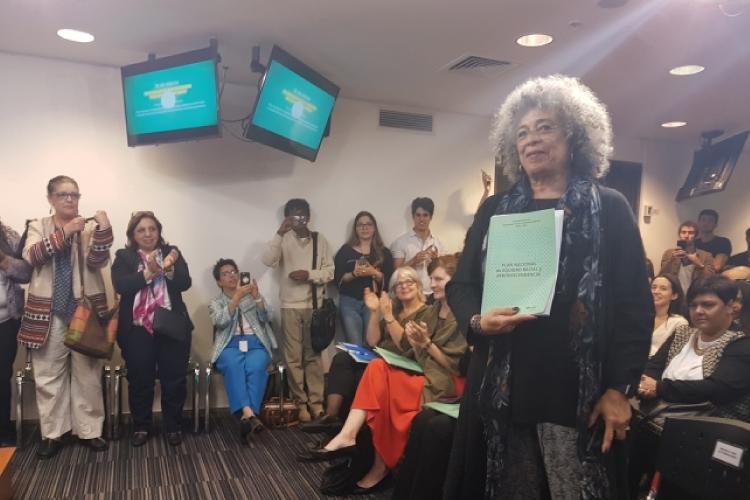 Presentación del Plan Nacional de Equidad Racial y Afrodescendencia Angela Davis muestra un ejemplar impreso del Plan Nacional de Equidad Racial y Afrodescendencia