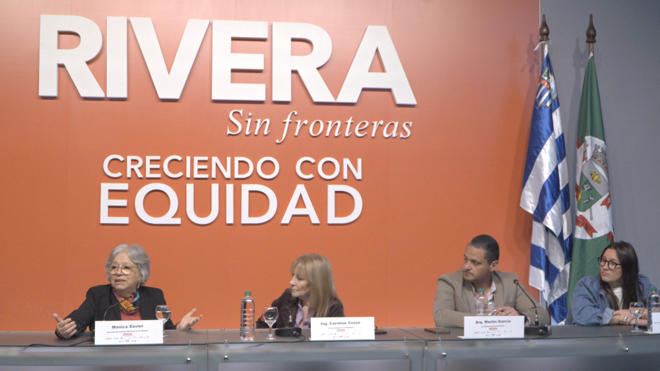 Mesa de autoridades durante el Encuentro por la Igualdad en Rivera.