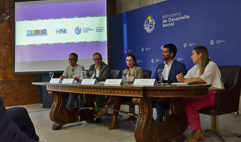 Mesa de autoridades durante la presentación de la ENDIS 2023. Foto: Presidencia de la República. Mesa de autoridades: Sena, Sciarra, Rando, Aboal, Benavides. Al fondo pantalla con diapositivas.