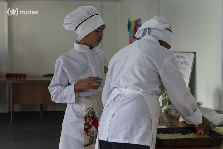 Estudiantes preparan una pizza