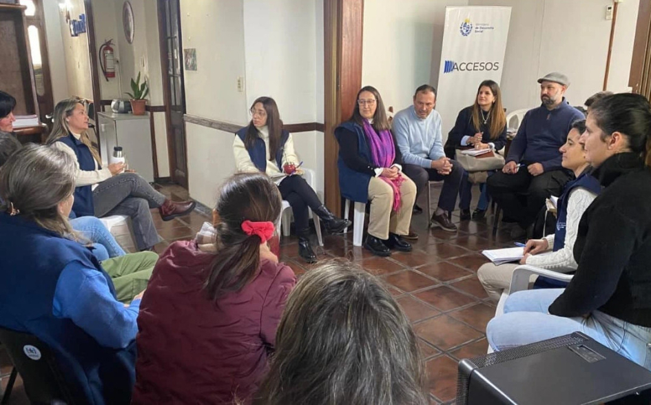 Reunión en la ciudad de Trinidad en el marco del Diálogo nacional por la accesibilidad y los derecho Parte de la reunión en la ciudad de Trinidad. Se ve una ronda personas sentadas conversando.