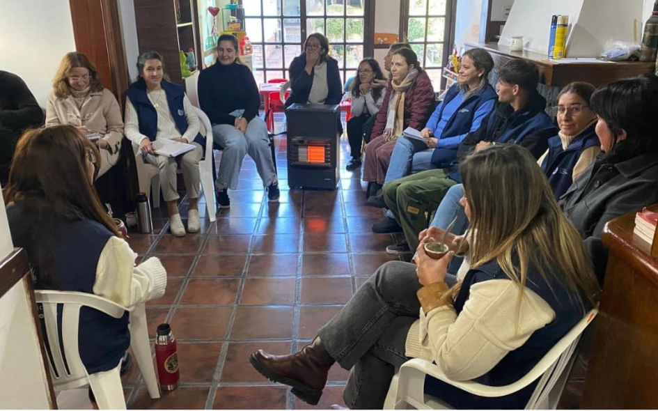 Reunión en la ciudad de Trinidad en el marco del Diálogo nacional por la accesibilidad y los derecho Parte de la reunión en la ciudad de Trinidad. Se ve una ronda personas sentadas conversando.