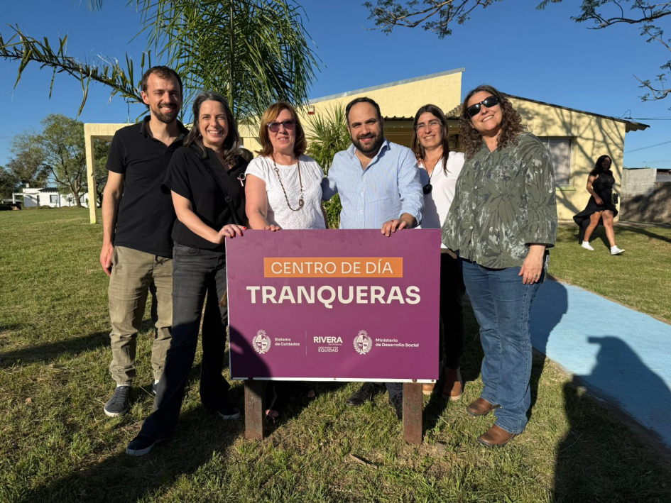 Autoridades en la inauguración del centro Autoridades en la inauguración del centro