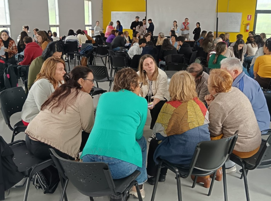 Un grupo de personas conversa en círculo durante una actividad 