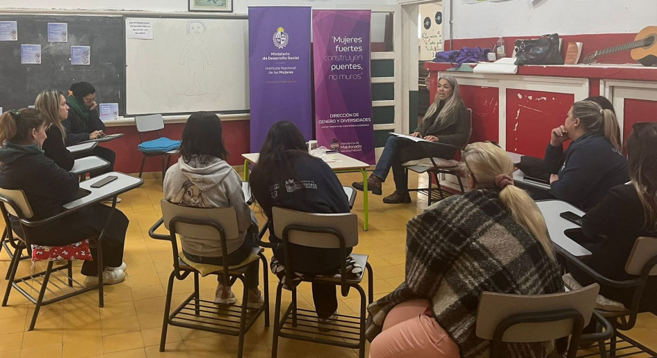 Participantes de una actividad en Pueblo Garzón durante la conmemoración del 28 de Mayo.