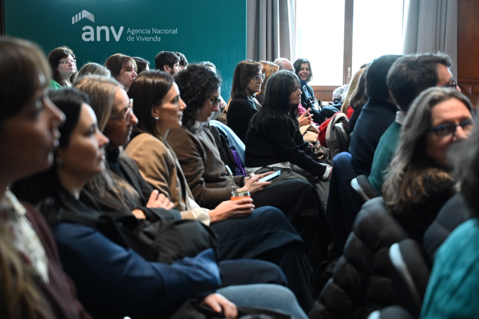 Público asistente durante el conversatorio sobre género y planificación territorial.
