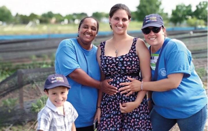 Grupo de emprendedoras y sus familias en la zona de Caraguatá, en el departamento de Tacuarembó Tres mujeres, y un niño posan sonrientes ante la foto, todos ellos son de la zona de Caraguatá en el departamento de Tacuarembó