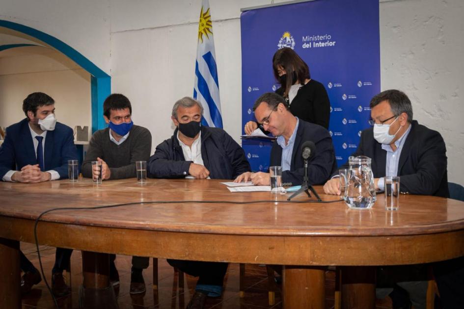 Autoridades en firma de convenio 