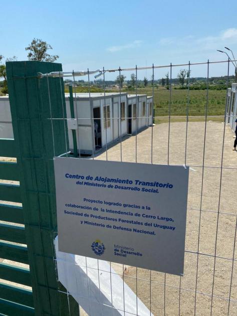 Puerta de entrada al nuevo refugio en Melo Cartel identificación en la entrada del centro alojamiento Melo