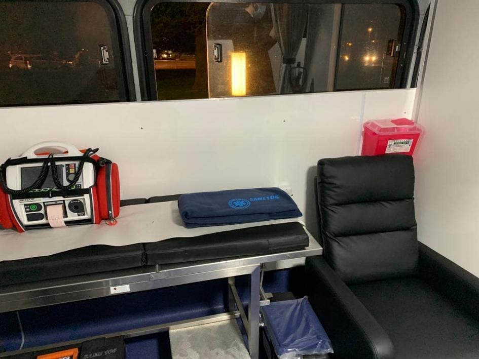 Interior de ómnibus acondicionado para atención médica y sanitaria Camilla y sillón policlínica en Interior de ómnibus