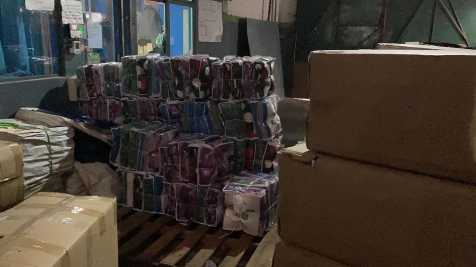 Depósito con cajas de frazadas donadas por Organización B'nai B'rith a Ministerio de Desarrollo Soci