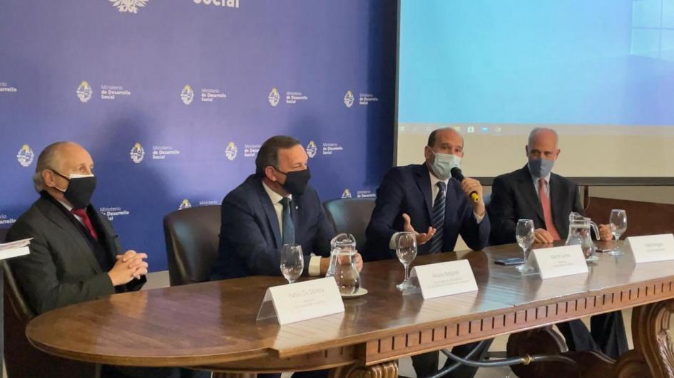 Embajada de Israel dona a Ministerio de Desarrollo Social 10 dispositivos para discapacidad visual Autoridades del gobierno uruguayo y de la Embajada de Israel en entrega de dispositivos OrCam MyEy