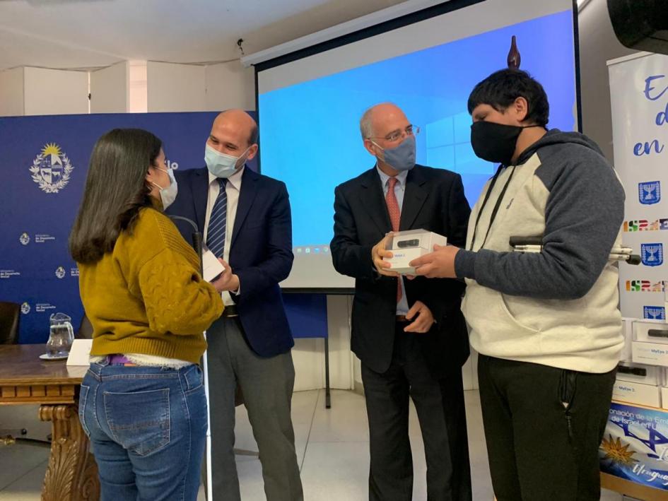 Autoridades del gobierno uruguayo y de la Embajada de Israel en entrega de dispositivos OrCam MyEy Ministro Lema y Embajador israelí entregan dispositivos para discapacidad visual