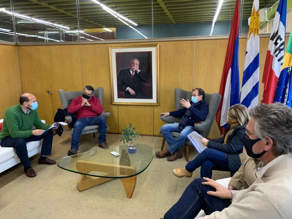 Ministro Lema, subsecreatria Andrea Brugman e Intendente Richard Sander reunidos con equipos locales Ministro Lema, subsecreatria Andrea Brugman e Intendente Richard Sander reunidos con equipos locales