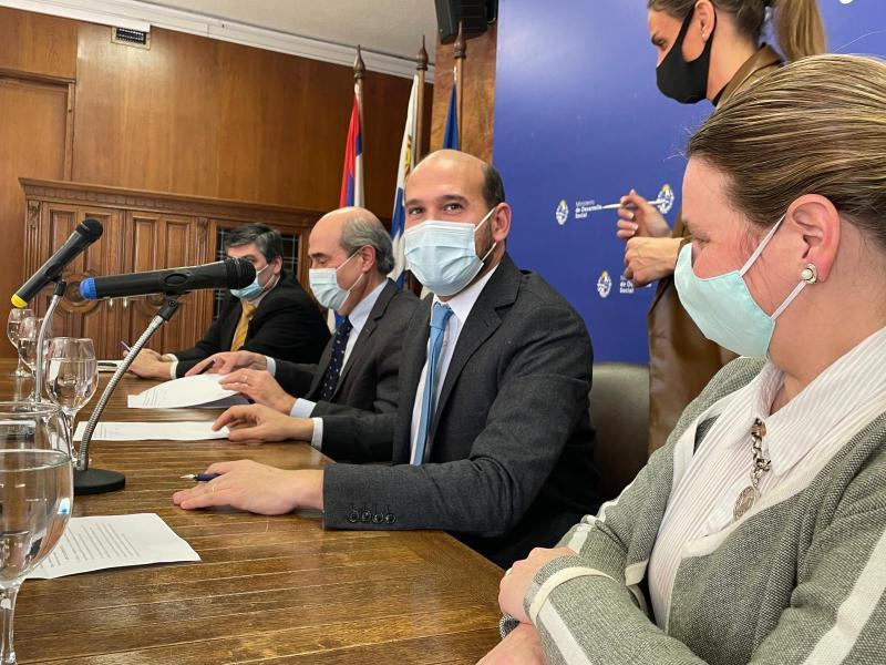 Ministerio de Desarrollo Social firma acuerdo con INAU para la atención de adultos con discapacidad Martín Lema, Andrea Brugman, Pablo Abdala y Aldo Velázquez en firma de convenio para discapacidad