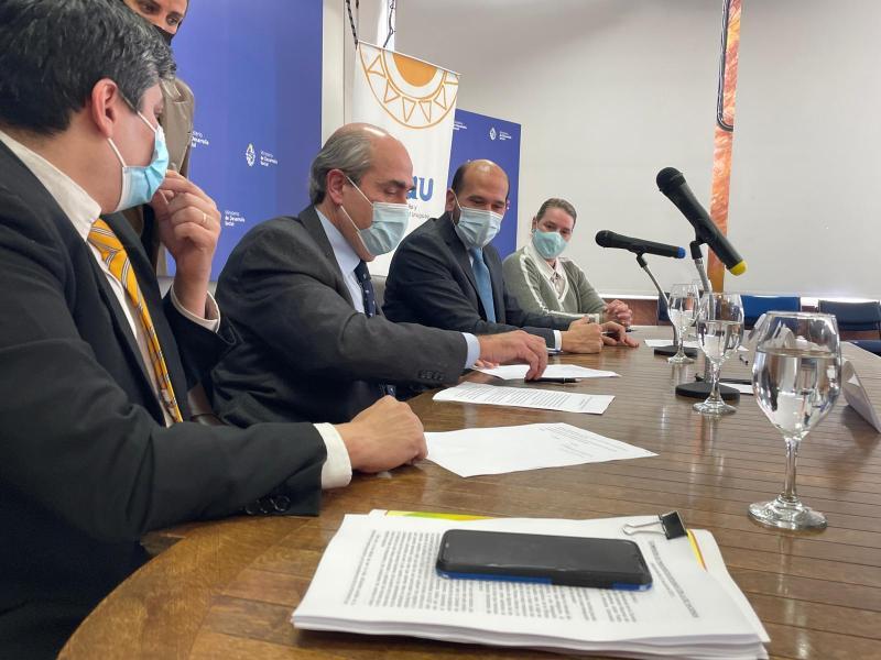 Ministerio de Desarrollo Social firma acuerdo con INAU para la atención de personas mayores de edad con discapacidad Martín Lema, Andrea Brugman, Pablo Abdala y Aldo Velázquez en firma de convenio para discapacidad