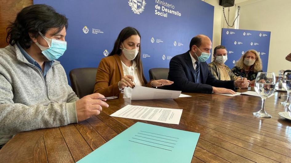 Autoridades Ministerio de Desarrollo Social junto a representantes de DIRECTV en firma de convenio ministro Lema, subsecreatria Burgman, directora Auersperg y representantes de DIRECTV