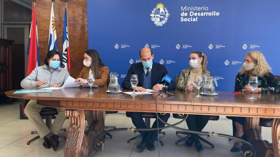 Autoridades Ministerio de Desarrollo Social junto a representantes de DIRECTV en firma de convenio ministro Lema, subsecreatria Burgman, directora Auersperg y representantes de DIRECTV