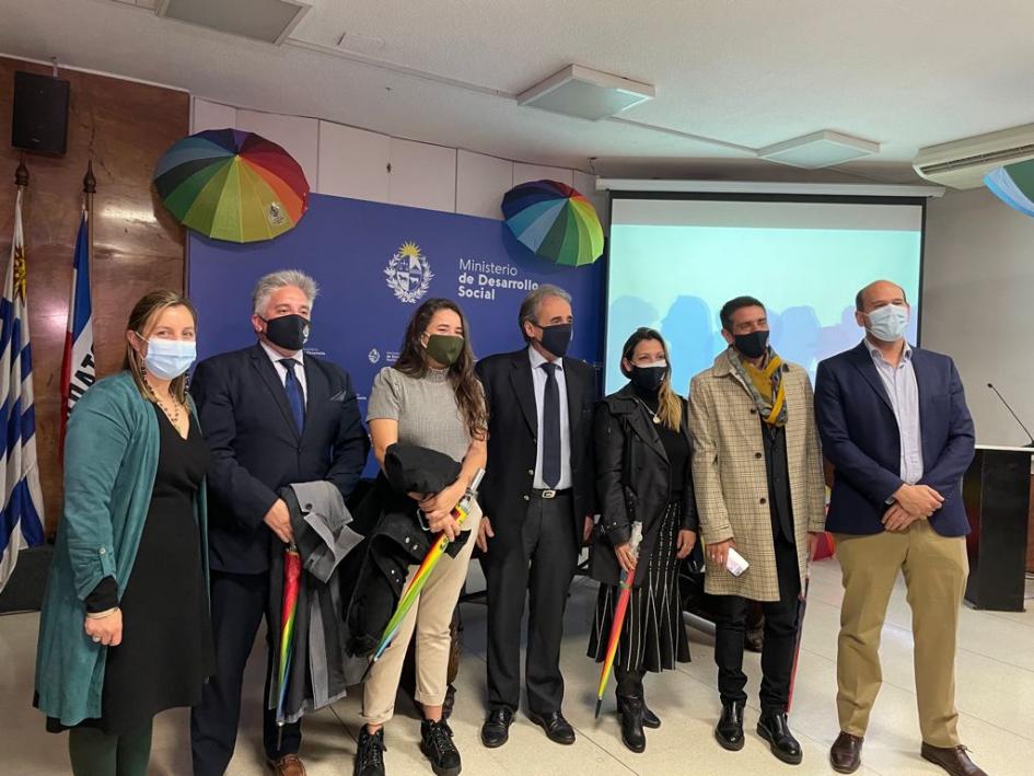 Autoridades de gobierno y representantes de la sociedad civil en lanzamiento del Mes de la Diversidad Autoridades de gobierno y representantes de la sociedad civil en Mes de la Diversidad