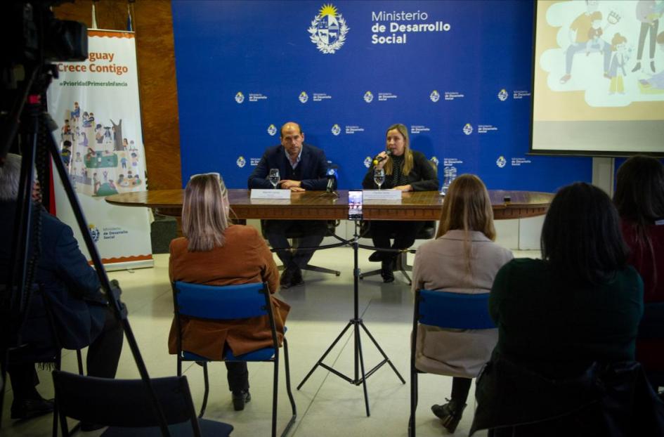 Acción Familiar programa que acompaña a familias en situación de vulnerabilidad extrema - Foto Presidencia Martín Lema y Cecilia Sena le hablan al público presente en lanzamiento del Programa Acción Familiar