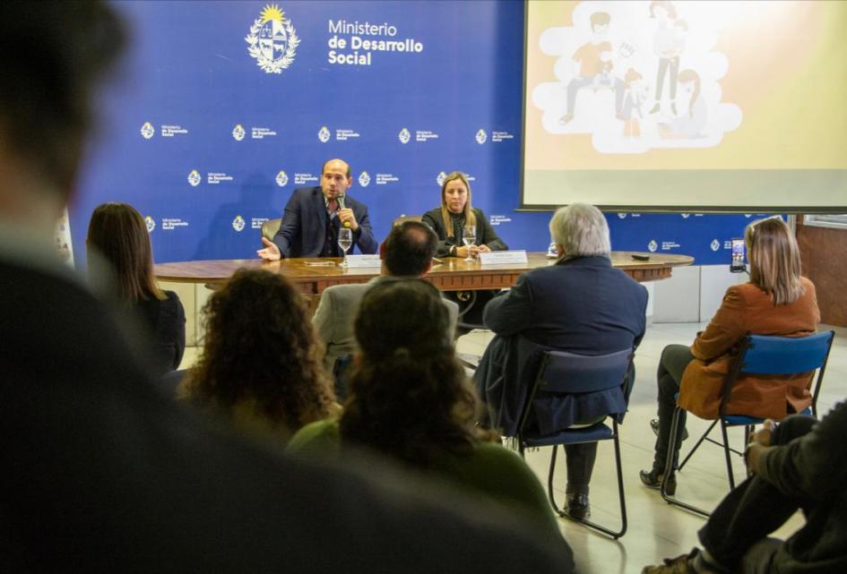 Acción Familiar programa de acompañamiento a familias en situación de vulnerabilidad extrema - Foto Presidencia Martín Lema y Cecilia Sena le hablan a la audiencia en lanzamiento del Programa Acción Familiar