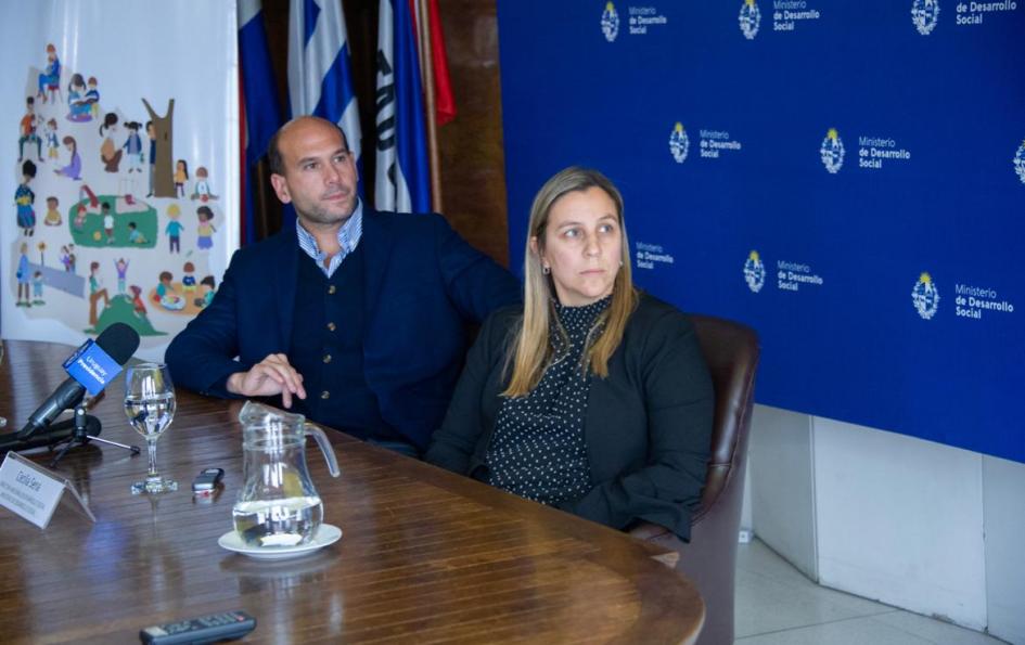 Martín Lema y Cecilia Sena observan atentos el video de presentación de Acción Familiar