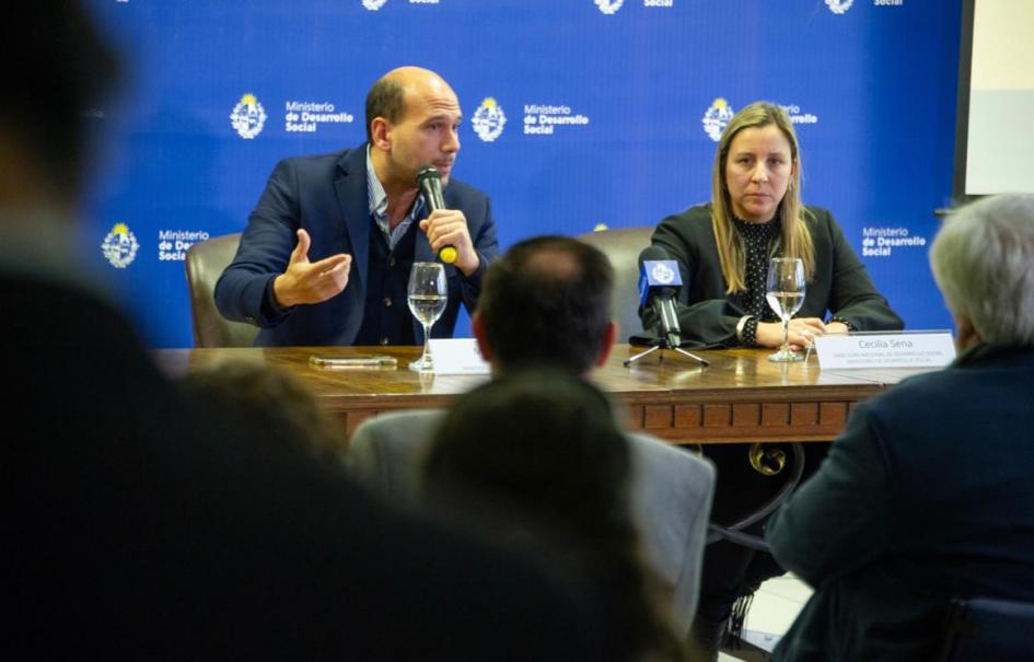 Martín Lema y Cecilia Sena le hablan al público presente en lanzamiento del Programa Acción Familiar