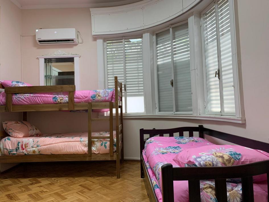 Dormitorio Nº 1, cuchetas y cama marinera con acolchados floreados color rosado