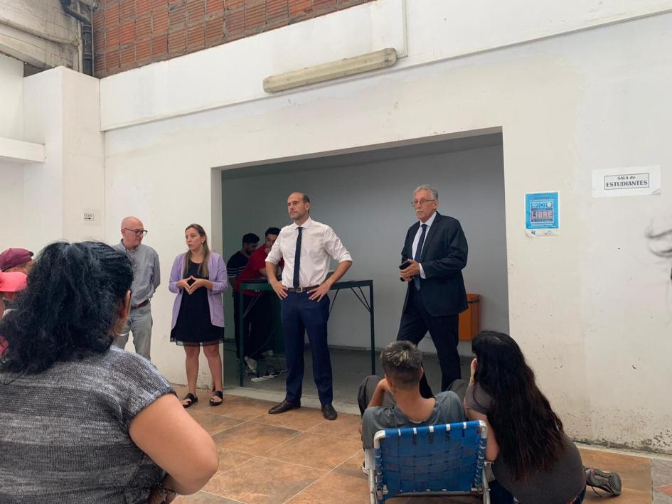 Autoridades durante alocución de Cecilia Sena. Lema, Sena y autoridades de UTU de pie frente a grupo.