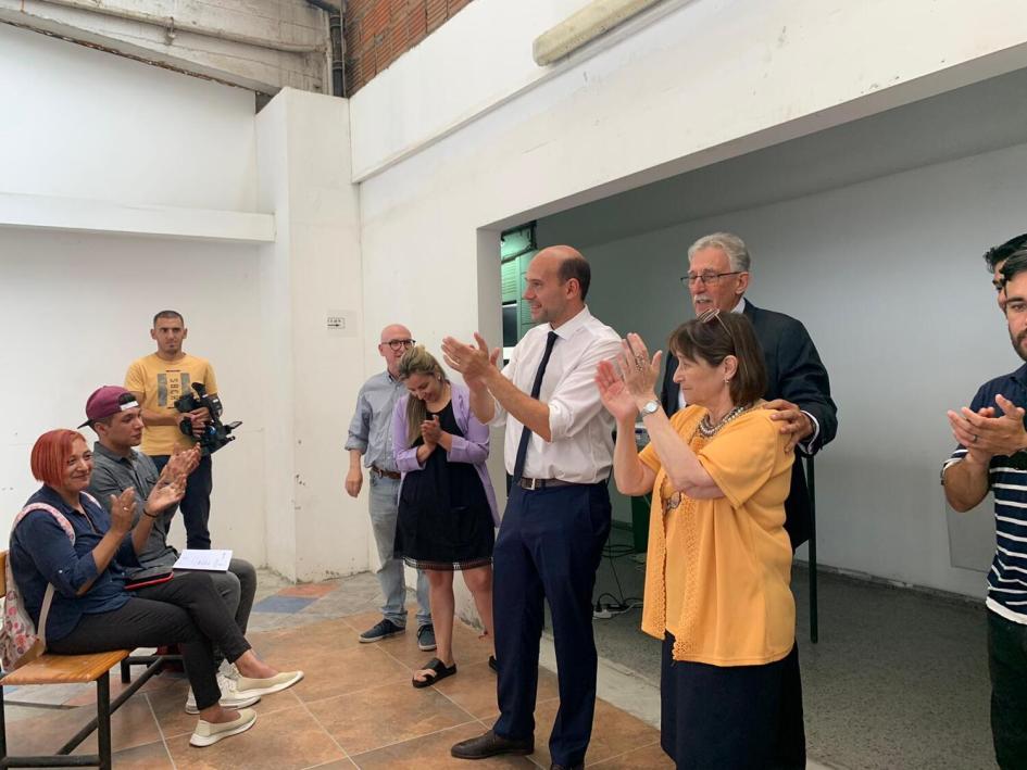 Ministro Lema junto a autoridades de ANEP/UTU felicitando al grupo. Autoridades de MIDES/UTU/ANEP y técnicos de MIDES de pie frente al grupo.