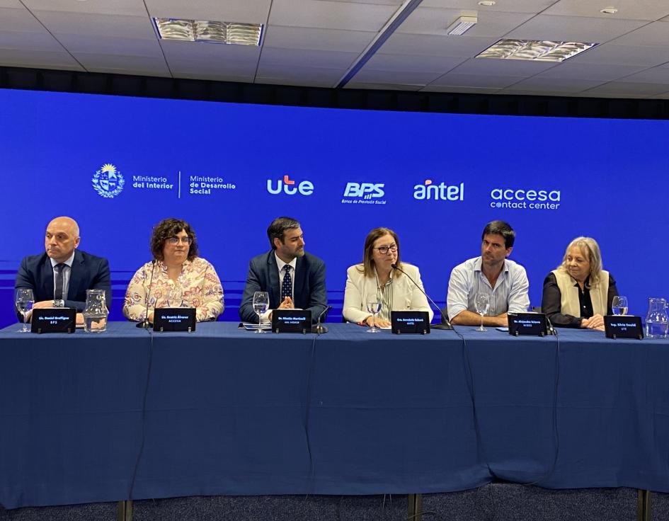 Lanzamiento Call Center de Lengua de Señas Mesa de autoridades con una intérprete de Lengua de Señas a su lado, interpretando
