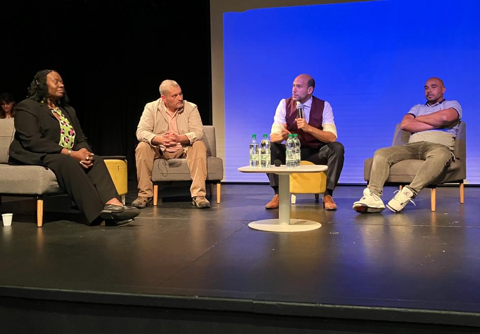 Ministro de Desarrollo Social, Martín Lema intercambiando con el panel