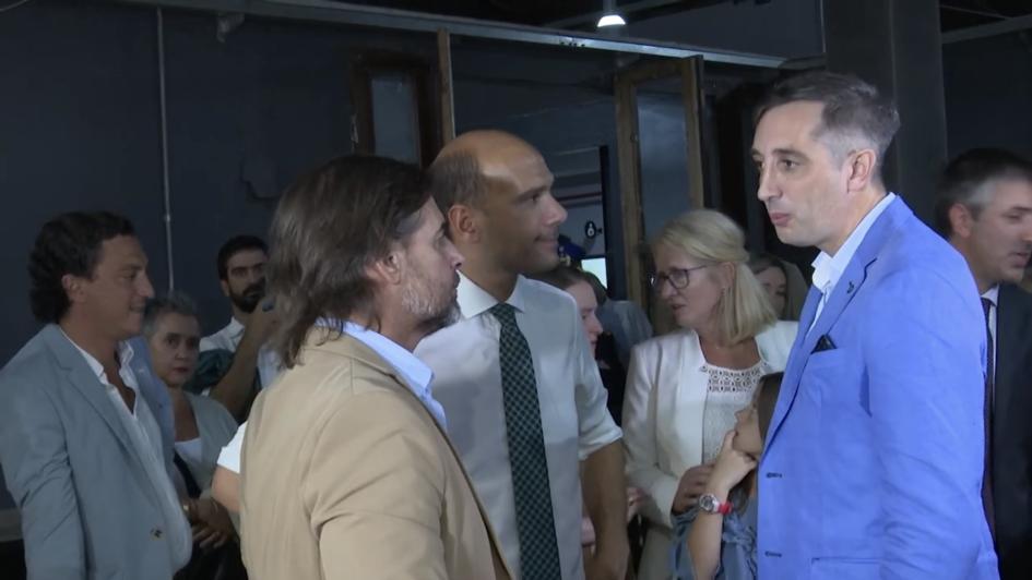 Presidente y ministro Lema en diálogo con el arquitecto de la obra Presidente y ministro Lema en diálogo con el arquitecto de la obra