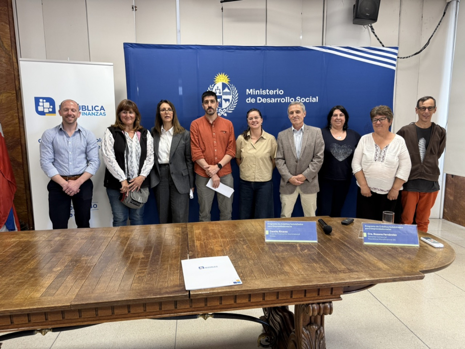 Autoridades y emprendedores al cierre del evento Autoridades y emprendedores al cierre del evento