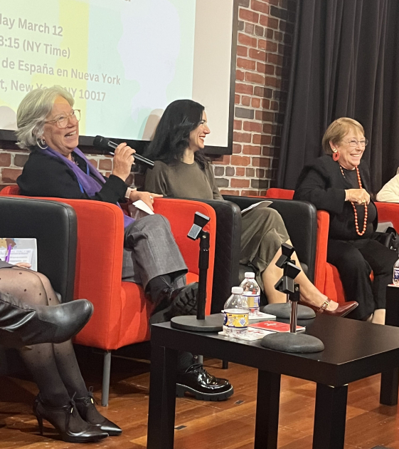 Mónica Xavier en uso de la palabra durante la actividad Tejiendo futuro democrático