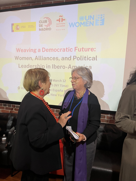 Mónica Xavier y Michelle Bachelet durante la actividad Tejiendo futuro democrático