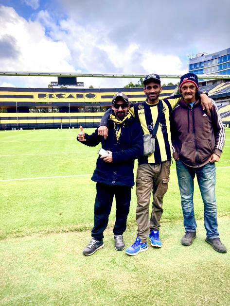 Asistentes a la visita guiada en el campo de juego Asistentes a la visita guiada en el campo de juego