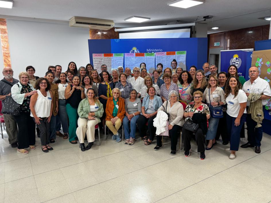 Foto grupal de todos los participantes del encuentro .