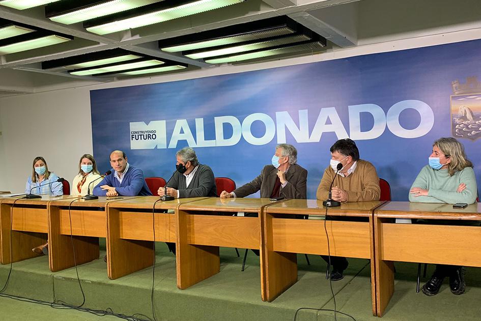 Mesa de autoridades del Mides e intendencia de Maldonado en firma de convenio para emprendedores