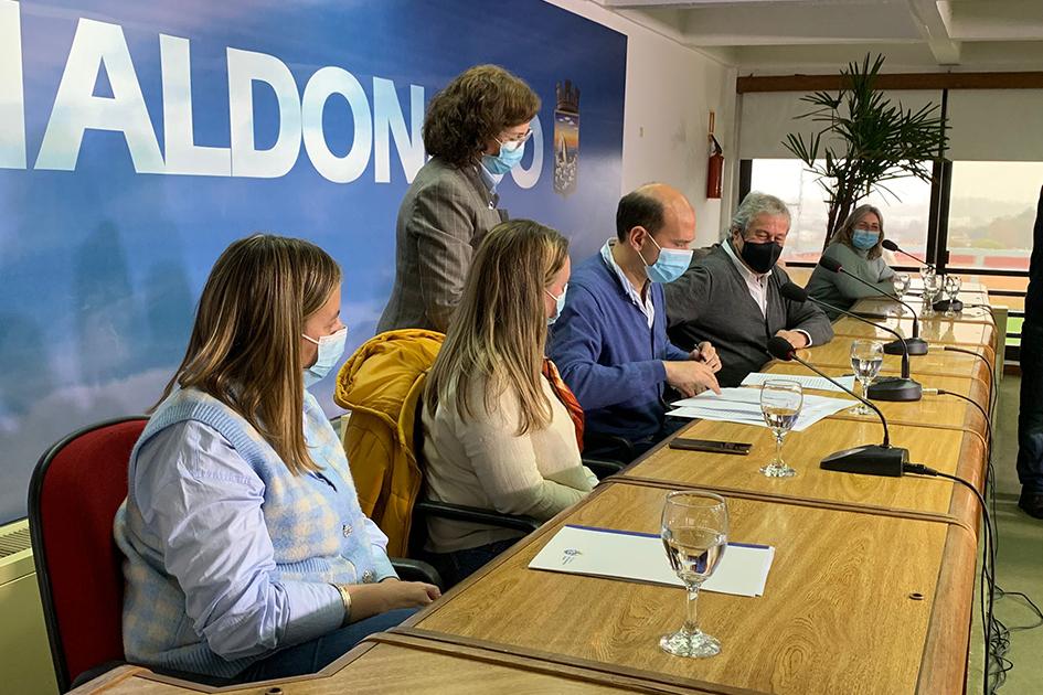 Autoridades del Ministerio de Desarrollo Social firman convenio laboral con intendencia de Maldonado Autoridades del Ministerio de Desarrollo Social firman convenio laboral con intendencia de Maldonado