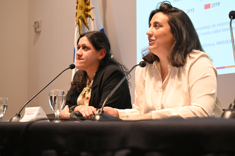 Natalia Reyes en uso de la palabra durante la presentación de los indicadores. Foto: INE. Natalia Reyes en uso de la palabra durante la presentación de los indicadores. Foto: INE.