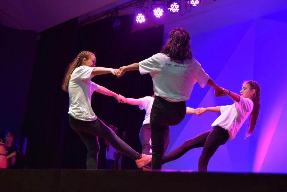 Jóvenes bailando sobre escenario