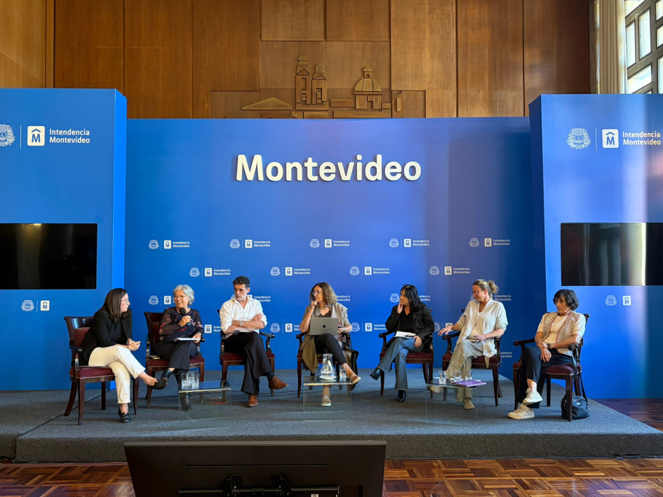 Oradoras durante el conversatorio La vivienda colaborativa: una política pública impostergable