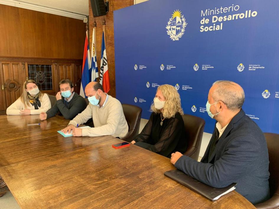 Ministerio de Desarrollo Social acordó con la veterinaria CCI Veterinaria – Hospital Veterinario Dr. Barriola Ministro Lema, subsecretaria Brugman junto a representantes de Hospital Veterinario Dr. Barriola