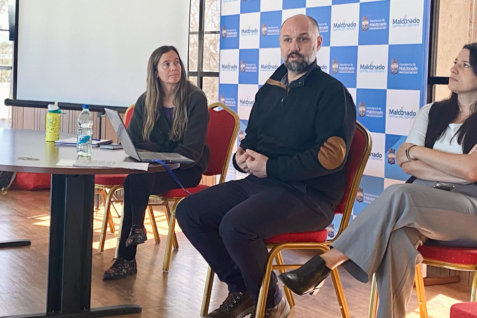 Mesa de autoridades y representantes en diálogo con actores públicos, referentes y organizaciones. Mesa de autoridades y representantes en diálogo con actores públicos, referentes y organizaciones.