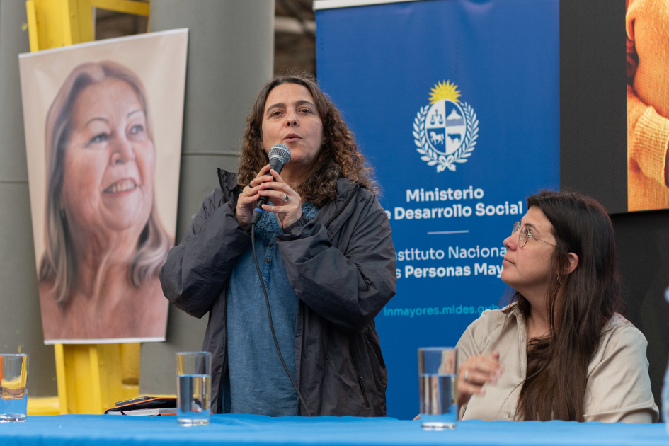 Mercedes Clara hablando al público en un evento.